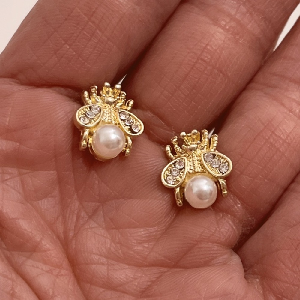 BOGO Bumble Bee 🐝 Stud Pearl Earrings